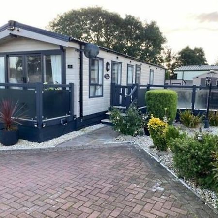 2 Bed, 2 Bath Lodge Style Caravan With Hot Tub & Private Garden At Patrington Haven Leisure Park Экстерьер фото