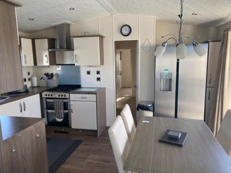 2 Bed, 2 Bath Lodge Style Caravan With Hot Tub & Private Garden At Patrington Haven Leisure Park Экстерьер фото