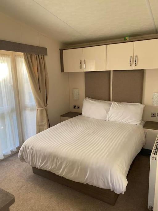 2 Bed, 2 Bath Lodge Style Caravan With Hot Tub & Private Garden At Patrington Haven Leisure Park Экстерьер фото