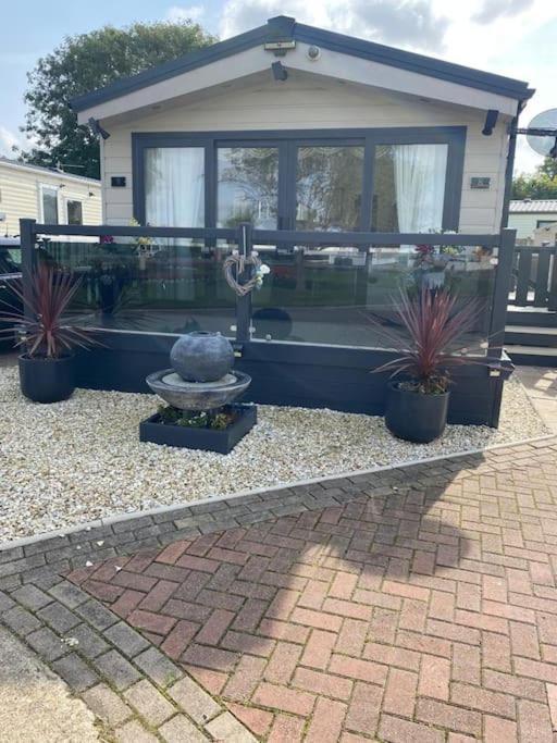 2 Bed, 2 Bath Lodge Style Caravan With Hot Tub & Private Garden At Patrington Haven Leisure Park Экстерьер фото