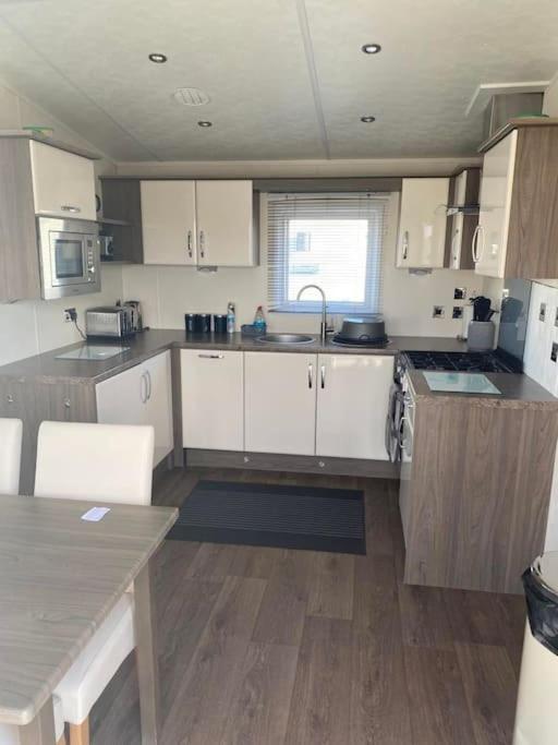 2 Bed, 2 Bath Lodge Style Caravan With Hot Tub & Private Garden At Patrington Haven Leisure Park Экстерьер фото