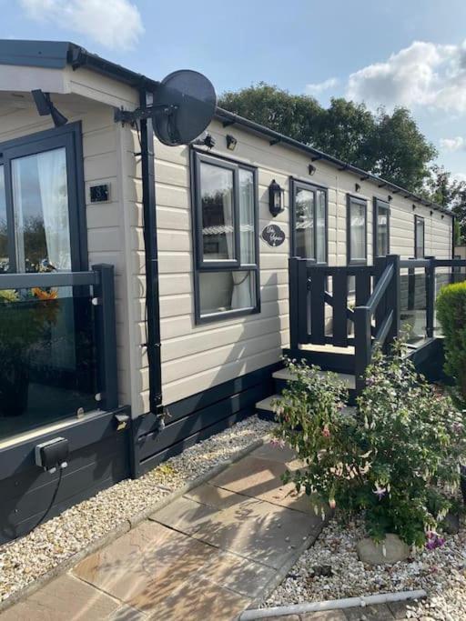 2 Bed, 2 Bath Lodge Style Caravan With Hot Tub & Private Garden At Patrington Haven Leisure Park Экстерьер фото