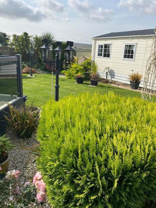 2 Bed, 2 Bath Lodge Style Caravan With Hot Tub & Private Garden At Patrington Haven Leisure Park Экстерьер фото