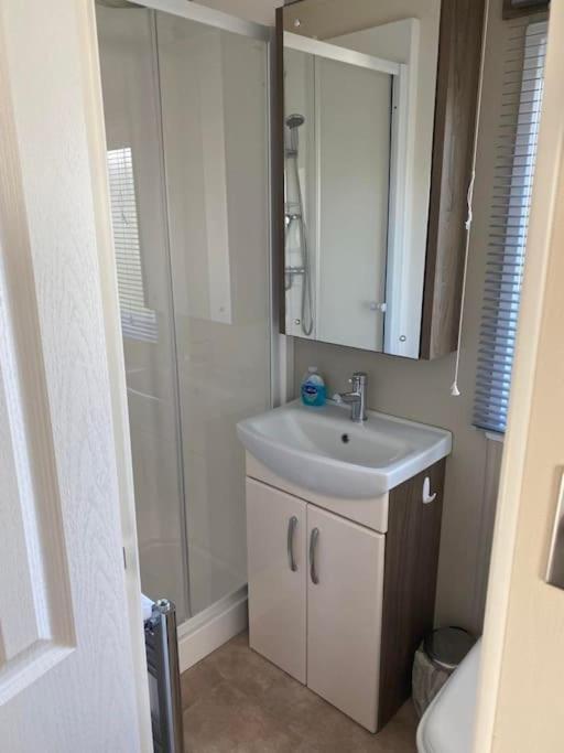 2 Bed, 2 Bath Lodge Style Caravan With Hot Tub & Private Garden At Patrington Haven Leisure Park Экстерьер фото