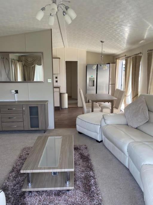 2 Bed, 2 Bath Lodge Style Caravan With Hot Tub & Private Garden At Patrington Haven Leisure Park Экстерьер фото