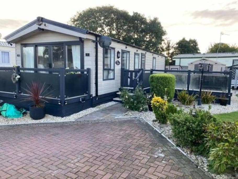 2 Bed, 2 Bath Lodge Style Caravan With Hot Tub & Private Garden At Patrington Haven Leisure Park Экстерьер фото